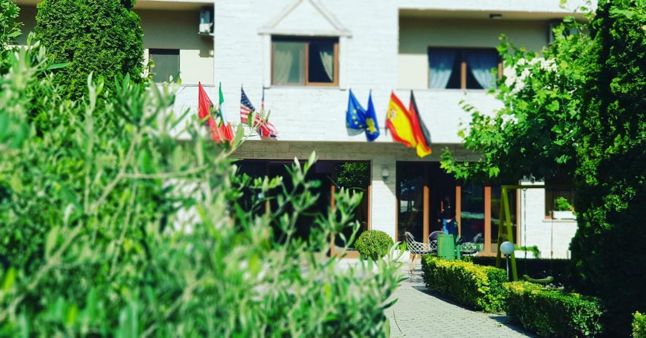 Hotel Ambasador Garden Lezhe Exterior photo
